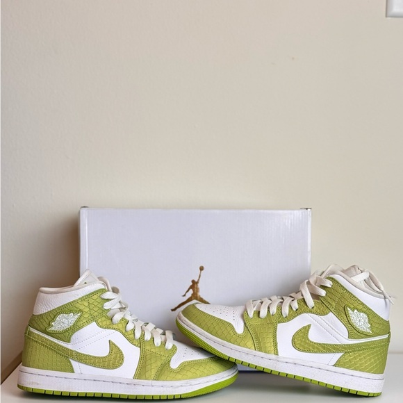 Wmns Air Jordan 1 Mid SE 'Green Python' - Picture 1 of 1
